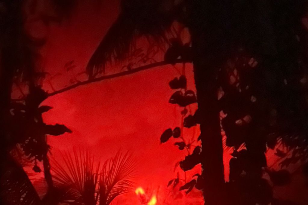 Gunung Ruang di Sitaro erupsi dan kembali berstatus&nbsp;awas