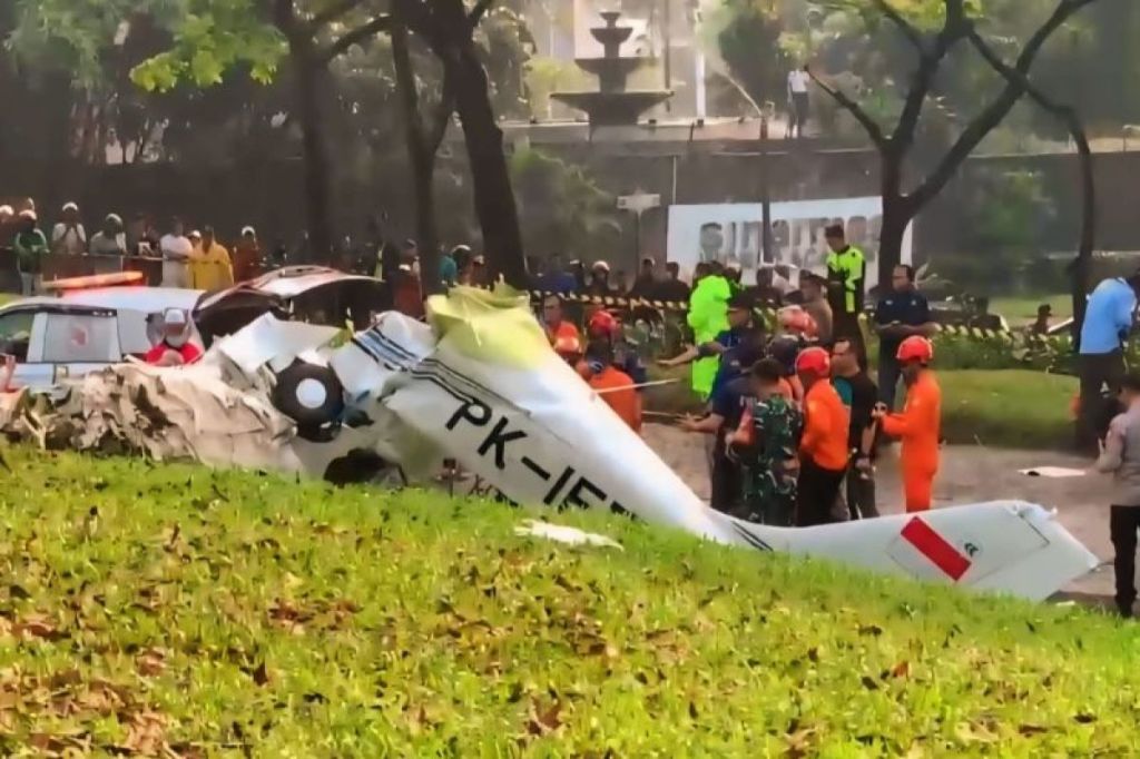 Tiga orang meninggal saat pesawat latih jatuh di BSD&nbsp;Tangerang