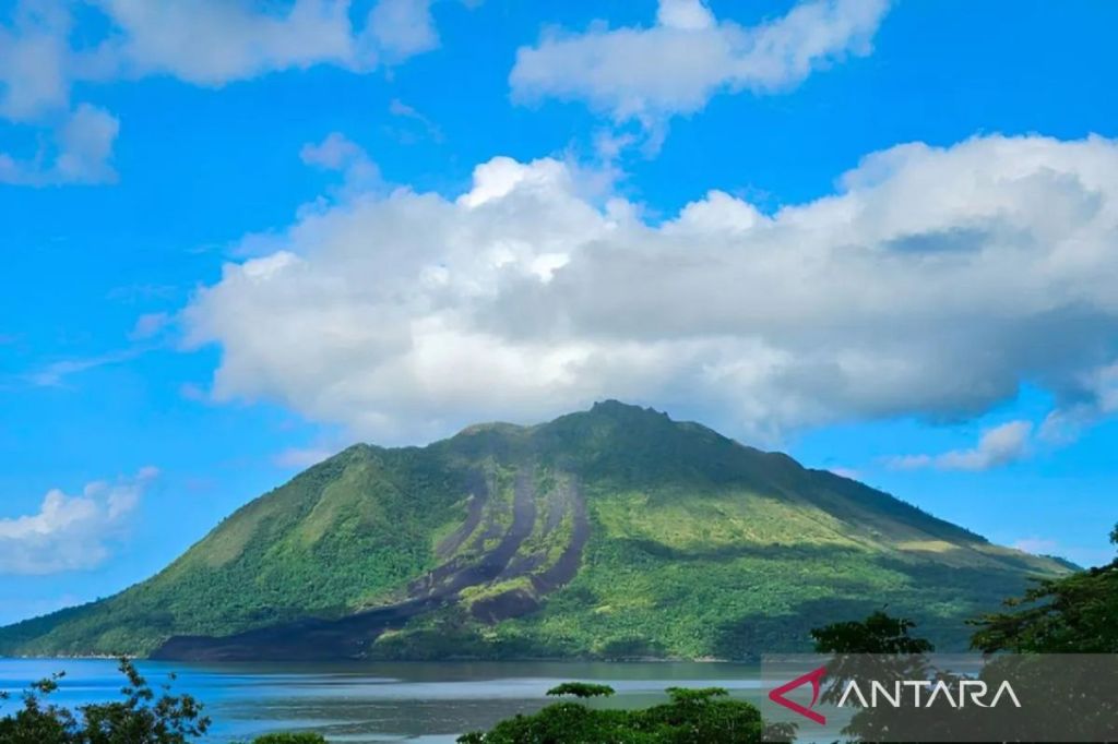 Pos PGA ajak warga jauhi radius lima kilometer dari kawah Gunung Ruang&nbsp;Sitaro