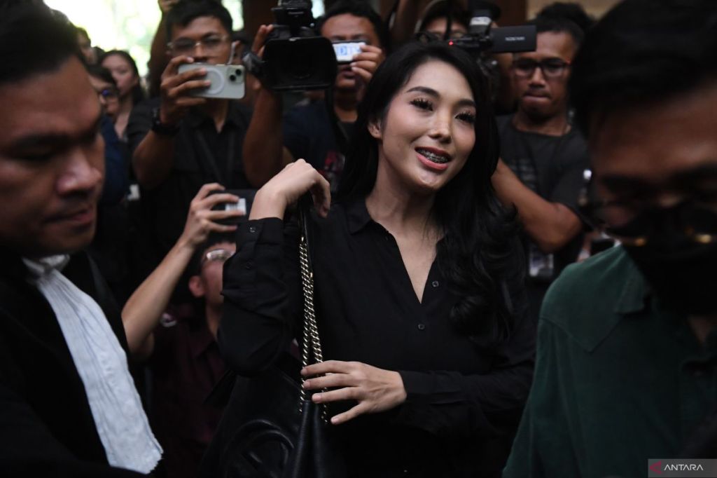 Pedangdut Nayunda dibelikan tas Balenciaga dan kalung emas oleh Syahrul Yasin&nbsp;Limpo