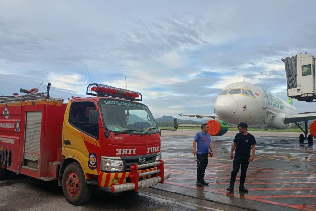 Tim Damkar Tomohon bersihkan landasan pacu Bandara Sam&nbsp;Ratulangi