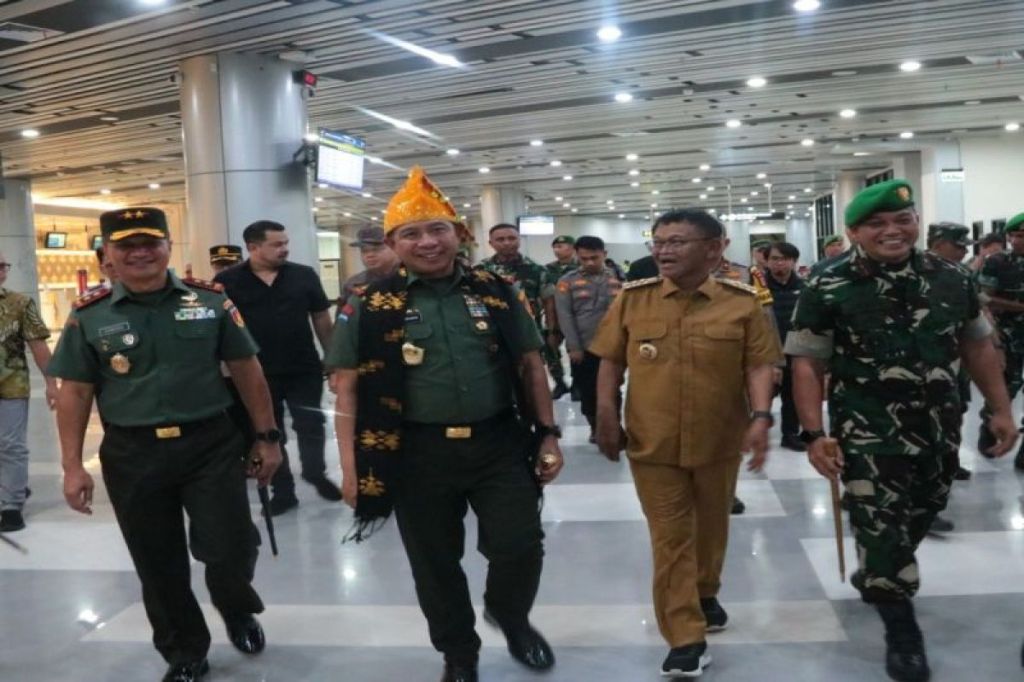 Pangdam XIII/Merdeka sambut kedatangan Panglima TNI di Bandara Mutiara Sis Aljufri&nbsp;Palu