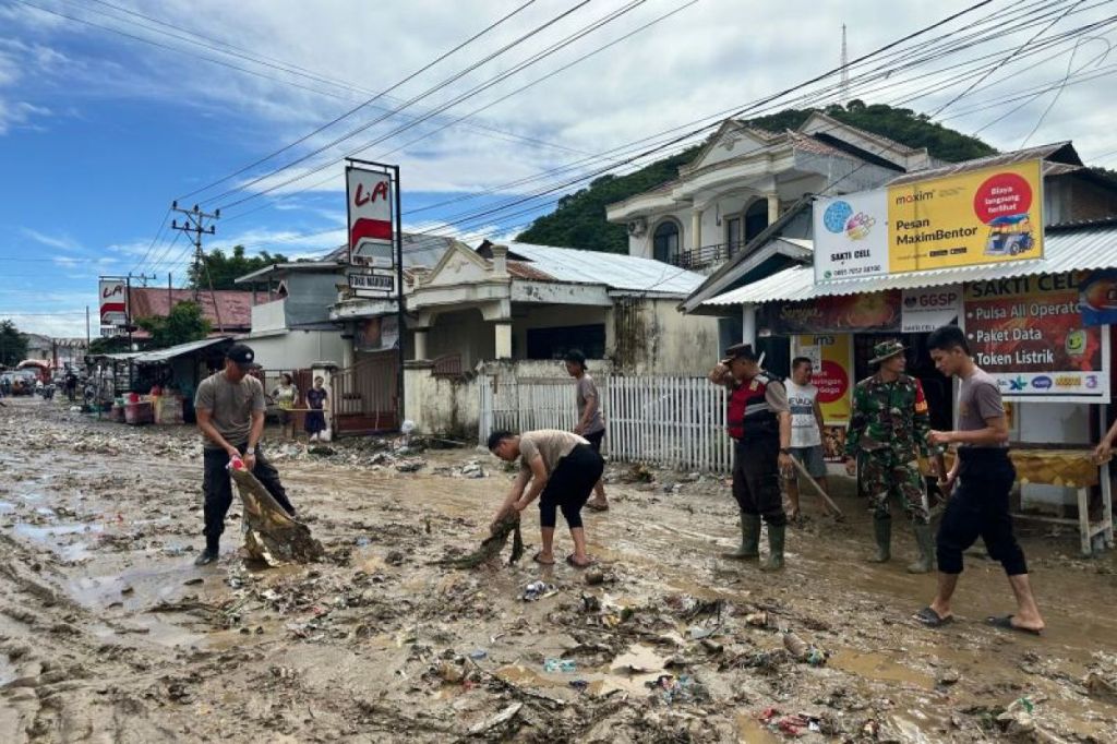 Lumpur dan batu akibat banjir turut dibersihkan anggota Polresta&nbsp;Gorontalo
