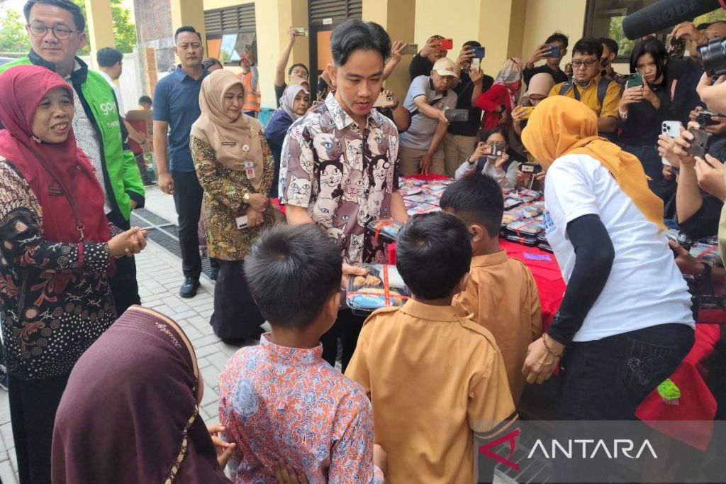 Gibran tinjau uji coba program makan bergizi gratis di&nbsp;Solo