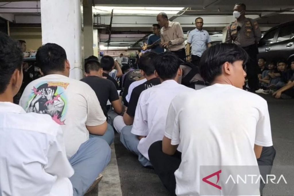 159 siswa sekolah yang akan demo di gedung DPR diamankan&nbsp;polisi