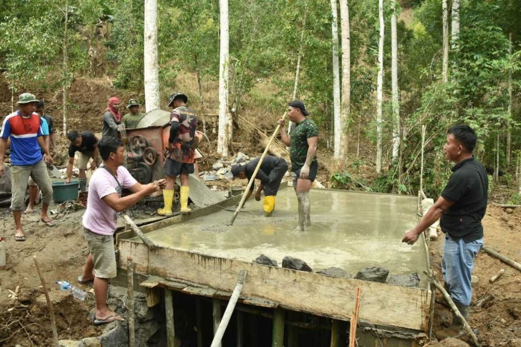 TMMD ke-121 Kodim 1302/Minahasa kebut pembuatan plat&nbsp;duiker