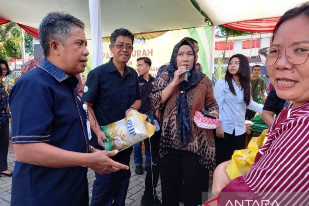 Bulog-Kejati lakukan pasar murah stabilkan harga kebutuhan&nbsp;pokok