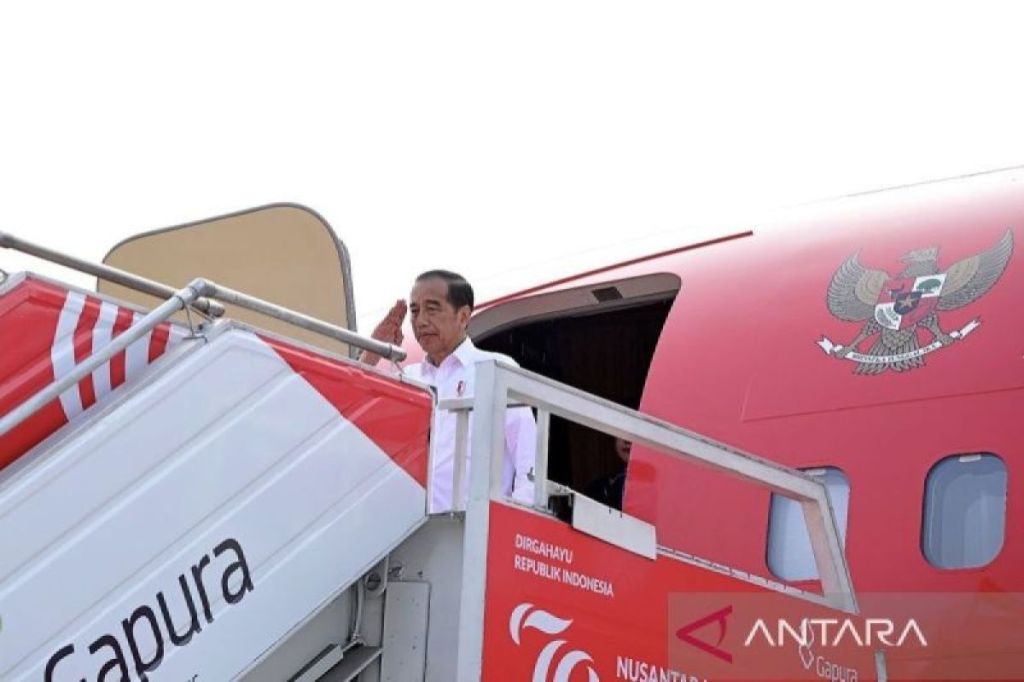 Presiden Jokowi mendarat perdana di Bandara IKN dengan Pesawat Kepresidenan&nbsp;RJ85