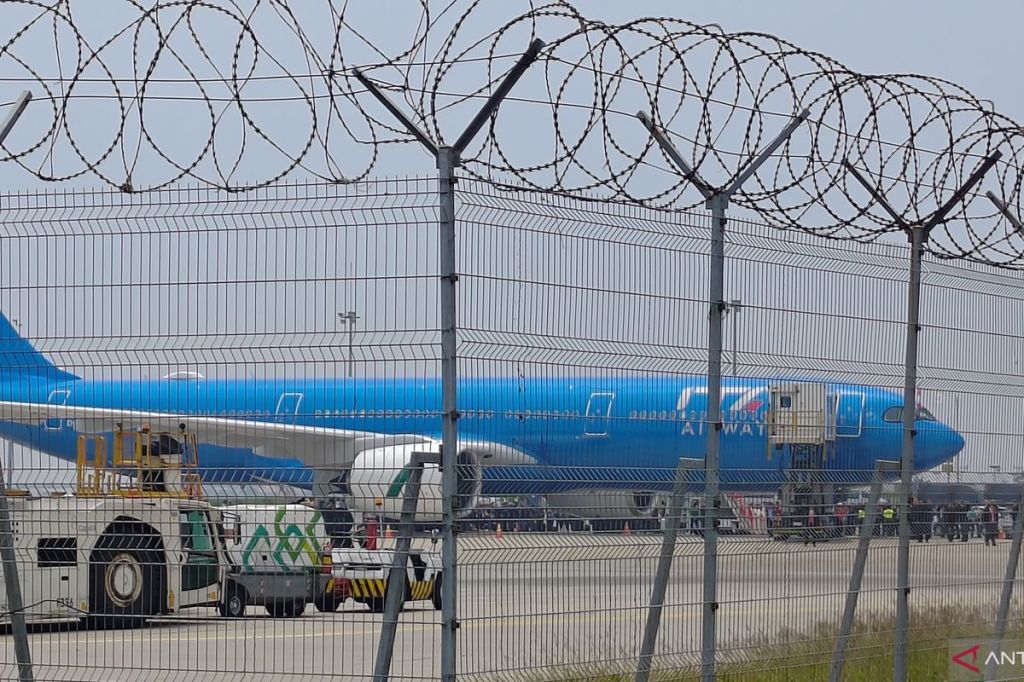 Menag dan sejumlah pejabat sambut Paus Fransiskus di Bandara Soetta&nbsp;Jakarta