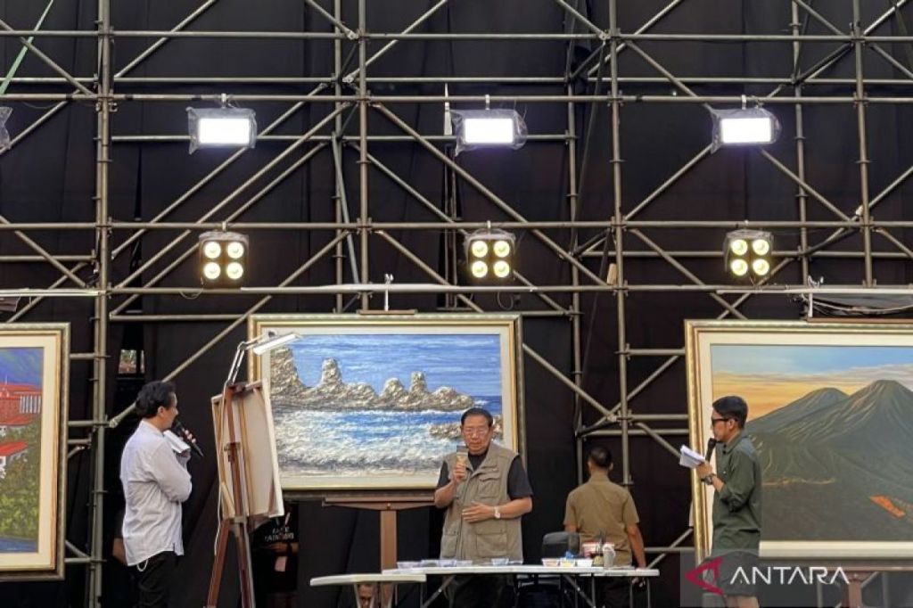 Tampil di panggung Pestapora, Mantan Presiden SBY melukis ditemani&nbsp;VinDes